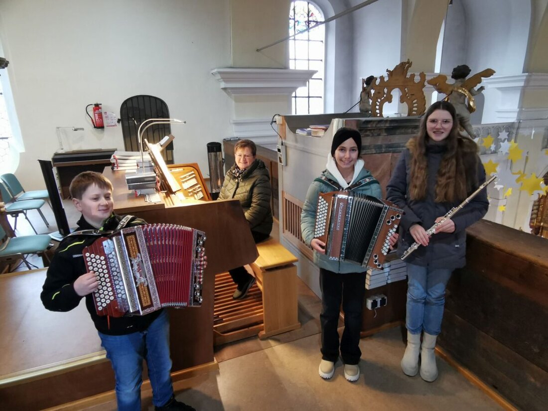 Eslarn. Die Advent- und Weihnachtszeit wurde musikalisch von Kirchenchor und jungen Talenten gestaltet, die die Messen mit Liedern und Instrumentalmusik bereicherten. 