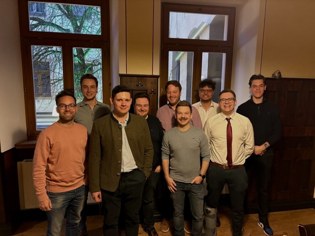 Amberg. Die Junge Union Amberg-West bestätigte ihre Führung und zeigt stolz auf das Mitgliederwachstum und traditionelle Veranstaltungen.