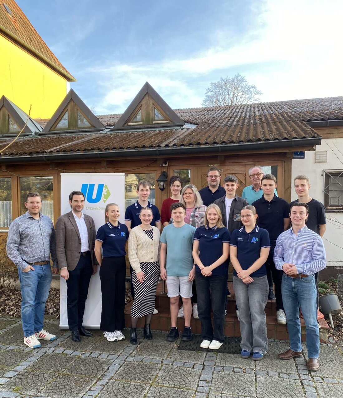 Pirk. Die Junge Union Pirk hielt am 9. März 2025 ihre erste Jahreshauptversammlung mit neuer Vorstandschaft und Ehrengast Stephan Oetzinger, wobei drei neue Mitglieder gewonnen wurden. Veranstaltungen wie die Cocktailbar am Pirker Fest und eine Social-Media-Kampagne mit Markus Söder wurden hervorgehoben.