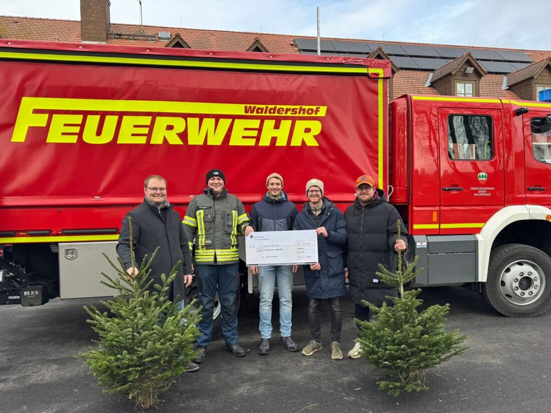 Waldershof. Die Junge Union Waldershof spendete beim Christbaumverkauf der Jugendfeuerwehr 250 Euro für Kinder- und Jugendarbeit. Die Christbaumabholaktion folgt am 10. Januar 2026 ab 9 Uhr; Anmeldungen bis 8. Januar 2026.
