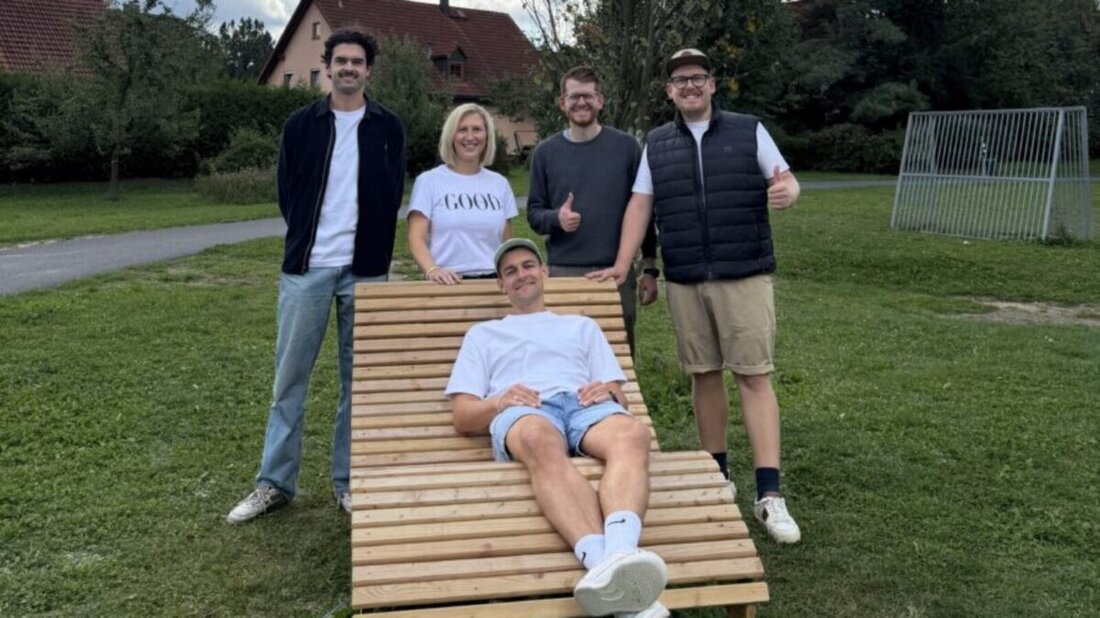 Waldershof. Eine drehbare Bank bereichert ab sofort den Stadtpark. Die Junge Union hat die neue Sitzgelegenheit gestiftet, finanziert aus Aktionen wie der Christbaumabholaktion, und dankt dem Bauhof für Aufbau und Montage.