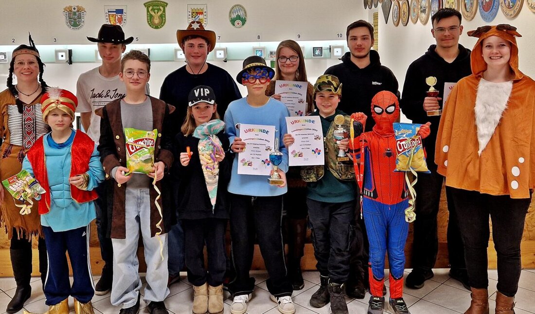 Schirmitz. Helau und Alaaf hieß es auch im Schützenheim, dort fand zum Ende der fünften Jahreszeit das traditionelle Faschingsschießen für die Jungschützen statt. Zwölf Teilnehmer versuchten dabei, im Modus der Zehntelringwertung, sowie auf die Würfelscheibe die meisten Punkte abzuräumen.