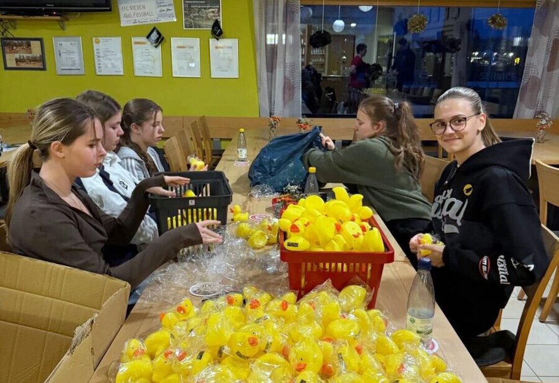 Rieden. Die Juniorvorstandschaft des Ersten FC Rieden plant die Aktivitäten 2026 und packt gemeinsam an. Sie bereitet die Enten für das OSA-Entenrennen am 9. Mai auf der Vils vor; Start 14.30 Uhr, Preise im Wert von rund 3.000 €.