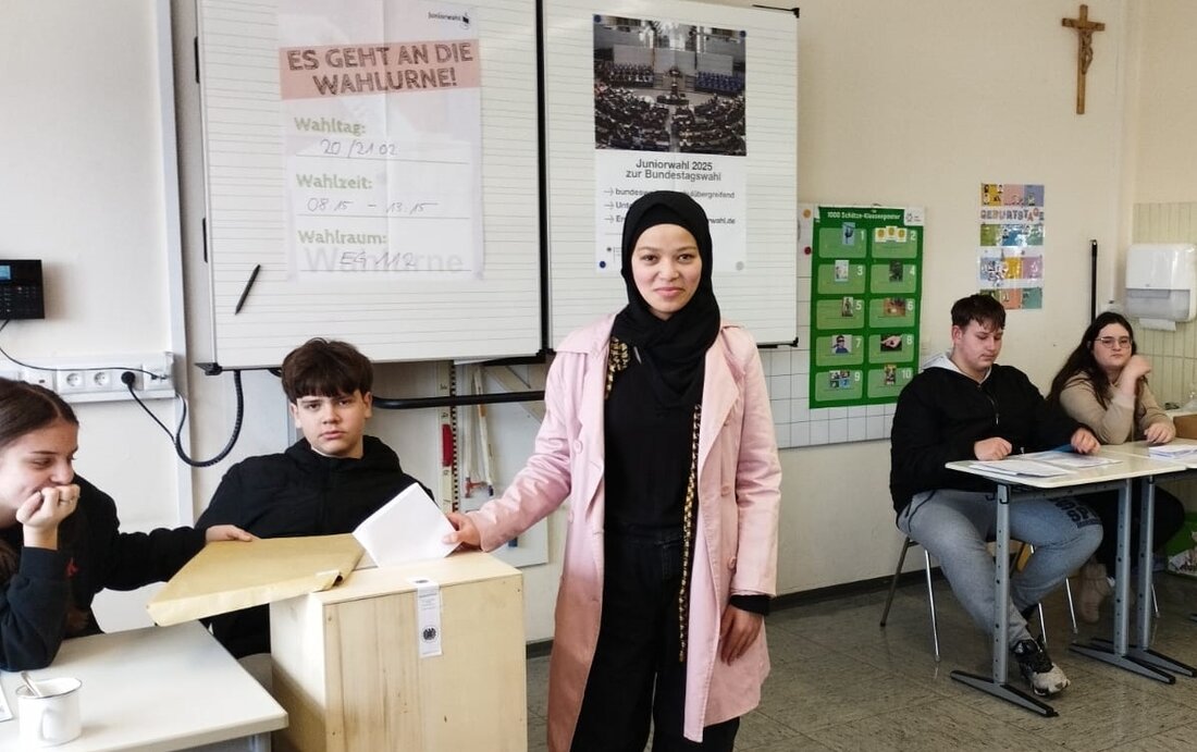 Pressath. Bei der Juniorwahl zur Bundestagswahl 2025 erlebten Schüler der Mittelschule Pressath Demokratie hautnah, indem sie in einem echten Wahllokal abstimmen durften. Fast vier Millionen Schüler haben sich bislang am größten deutschen Schulprojekt zur politischen Bildung beteiligt.