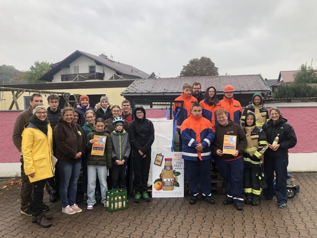 Teublitz. Jugendgruppen sammelten beim Juradistl-Wettbewerb Streuobst und stärkten so den Erhalt artenreicher Obstwiesen. Die Feuerwehr Burglengenfeld gewann mit 506 Kilogramm.