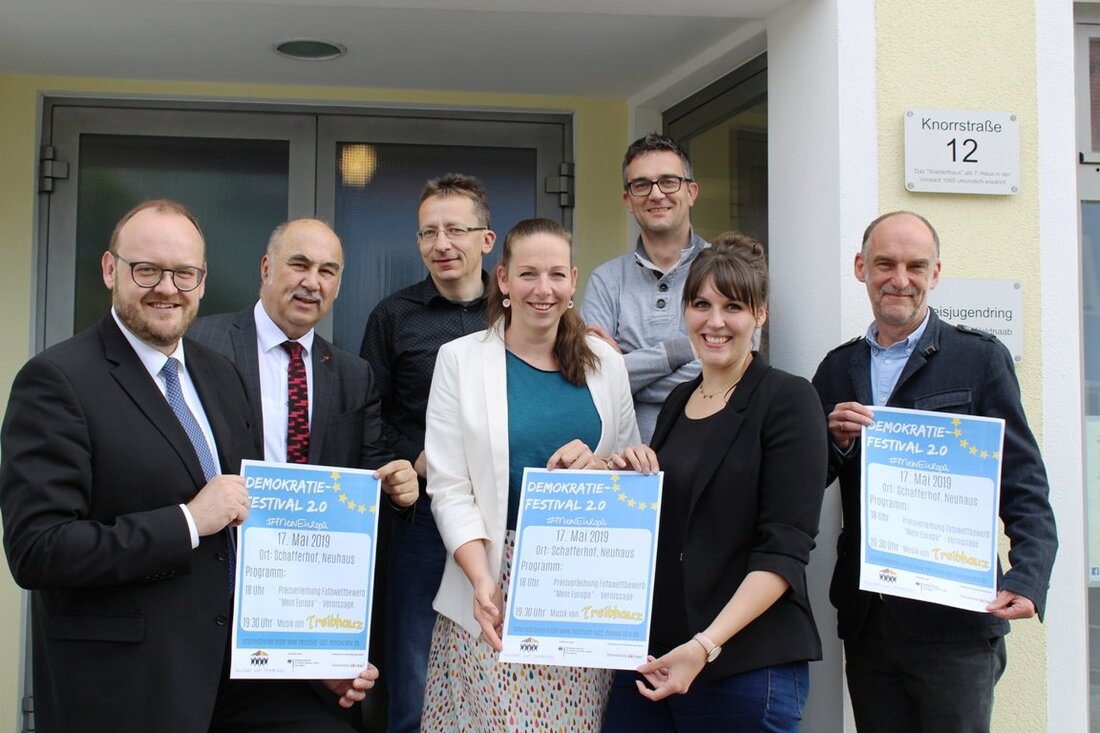 Neustadt/WN/Neuhaus. Neustadt lebt Demokratie feiert Europa: mit einer Vernissage und einem zweiten Demokratie-Festival am Schafferhof in Neuhaus bei Windischeschenbach. Am 17. Mai – eine Woche vor der Europawahl – lädt [&hellip;]
