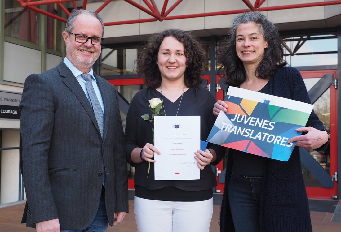 Weiden. Beim Übersetzerwettbewerb  „Juvenes Translatores“ zählt Paula Hermann (Q12) europaweit zu den Besten. Als Anerkennung gibt es eine Auszeichnungsurkunde aus Brüssel. Nur wenige Teilnehmerinnen dürfen sich über dieses Extra-Lob freuen: [&hellip;]