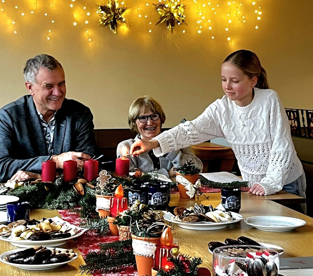 Weiden. Mit warmem Flair eröffnete die KAB Maria Waldrast im festlich geschmückten Pfarrheim die Adventszeit, begleitet von Besinnungsimpulsen, Liedern und Gebäck. Höhepunkt war das Entzünden der ersten Kerze.