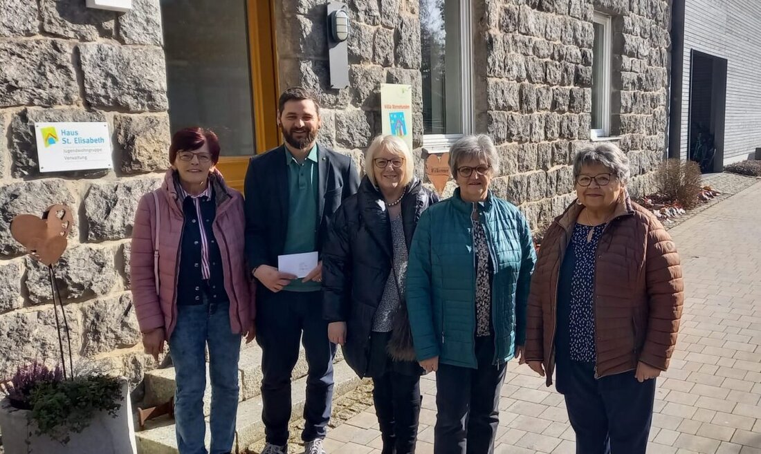 Windischeschenbach. Die Töpfergruppe der KAB Tirschenreuth spendet 1.000 Euro an das Kinderhaus St. Elisabeth. Mit dem Geld sollen Sommerfest, Ausflüge oder ein Eis Kindern und Jugendlichen Freude bereiten.