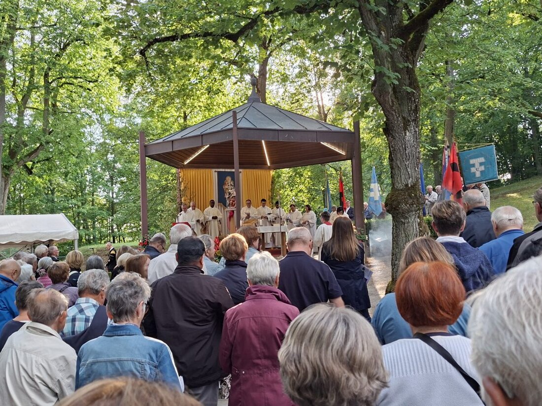 Weiherhammer. Die KAB Weiherhammer pilgerte im Rahmen der Annabergfestwoche zum Annaberg in Sulzbach-Rosenberg und feierte mit Pfarrer Dr. Thomas Vogl aus Waldsassen einen Gottesdienst zu Ehe und Familie.