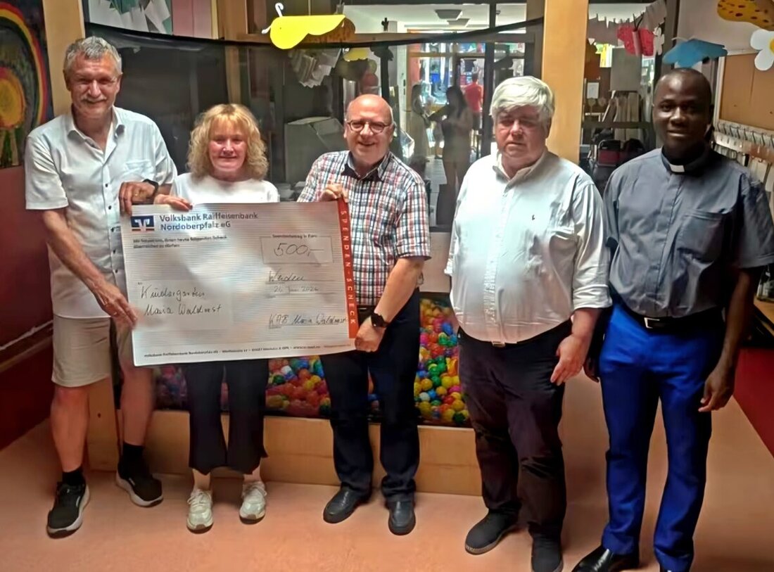 Weiden. Beim Kindergartenfest in Maria Waldrast hat die KAB Maria Waldrast dem Kindergarten 500 Euro gespendet – für ein neues Spielhaus. Die Spende stammt aus Kerzenbasteln und Fastenessen und führt die langjährige Hilfe fort.