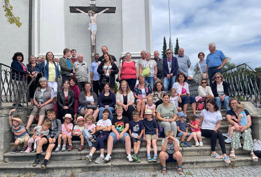 Leuchtenberg. Der Katholische Frauenbund reiste mit zahlreichen Kindern zur Wallfahrtskirche Maria Hilf nach Fuchsmühl und feierte mit Pater Jo Jovilla Messe. Organisiert von Claudia Rupprecht, angeregt von Hans-Jürgen Schultes.