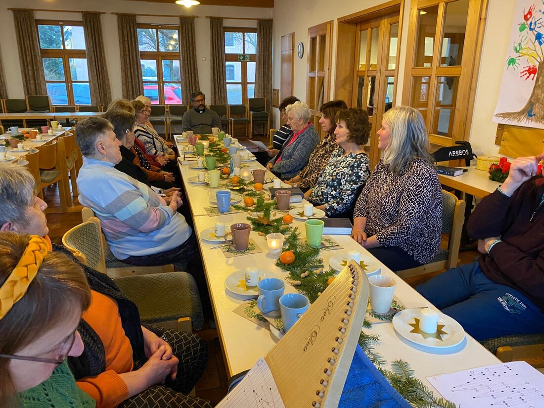 Leuchtenberg. Der Katholische Frauenbund lud zur Adventsfeier ins Pfarrheim; neben Mitgliedern kamen auch Senioren der Pfarrei St. Margareta. Musik auf der Veeh-Harfe und Pater Jo mit Gebet sorgten für Wärme, Austausch und Freude.