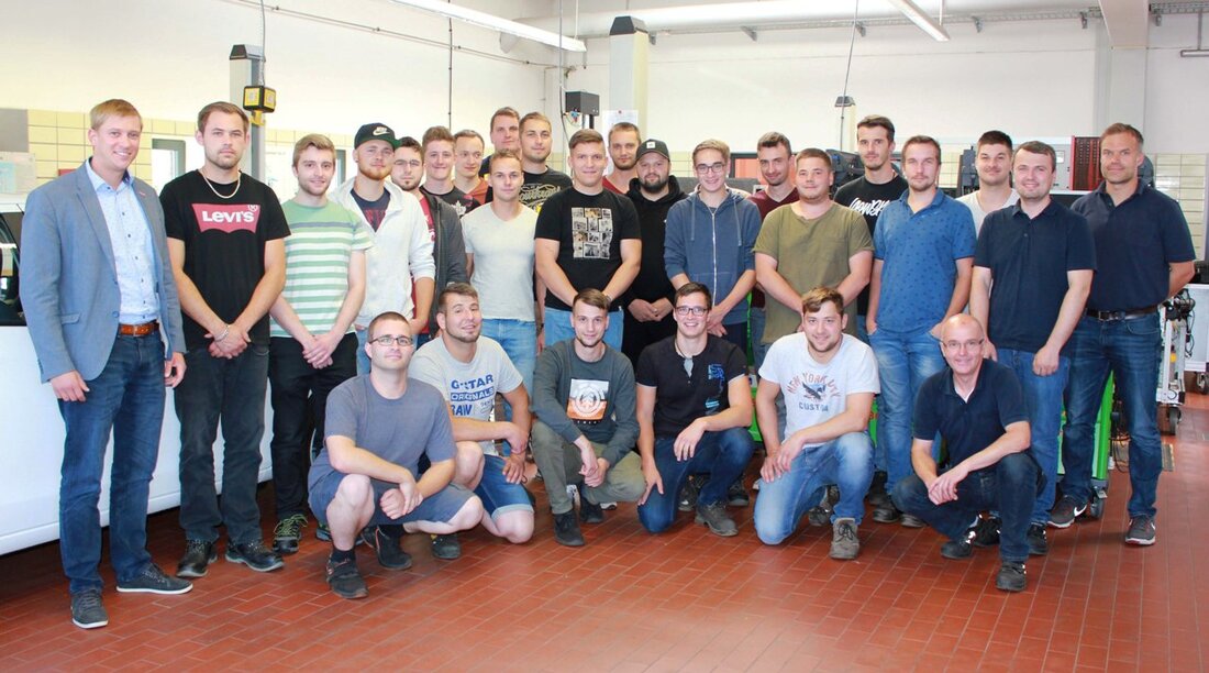 Weiden. Ganze 520 Unterrichtsstunden im Bildungszentrum der Handwerkskammer Niederbayern-Oberpfalz in Weiden liegen hinter ihnen: Mit einer mehrteiligen Prüfung endete für 24 Teilnehmer der theoretische Kursteil des Kraftfahrzeugtechnikermeisters. Den praktischen Teil [&hellip;]