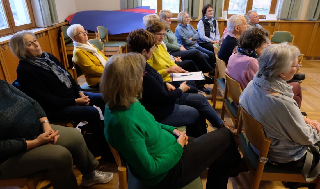 Floß. Ein Vortrag über Künstliche Intelligenz (KI) im Alltag wurde vom Evangelischen Frauenbund im katholischen Pfarrheim St. Josef präsentiert. Die Veranstaltung beleuchtete, wie KI uns täglich begegnet und welche Vor- und Nachteile sie mit sich bringt.