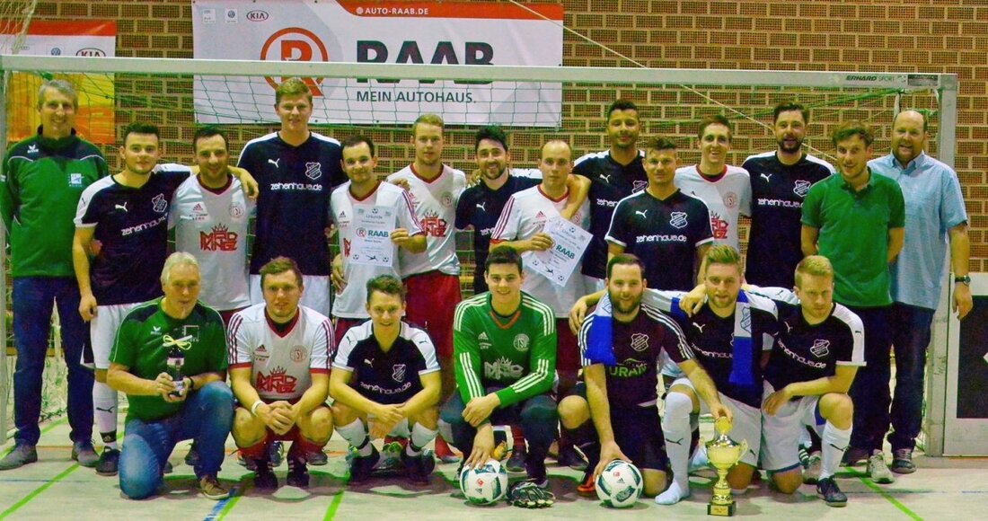 Weiden. 84 Tore, über 750 Zuschauer und mit dem Fußball-Bezirksligisten SpVgg Schirmitz ein verdienter Sieger. Der fünfte KIA-Hallencup war ein voller Erfolg und geht nächstes Jahr in die Verlängerung.  Von [&hellip;]