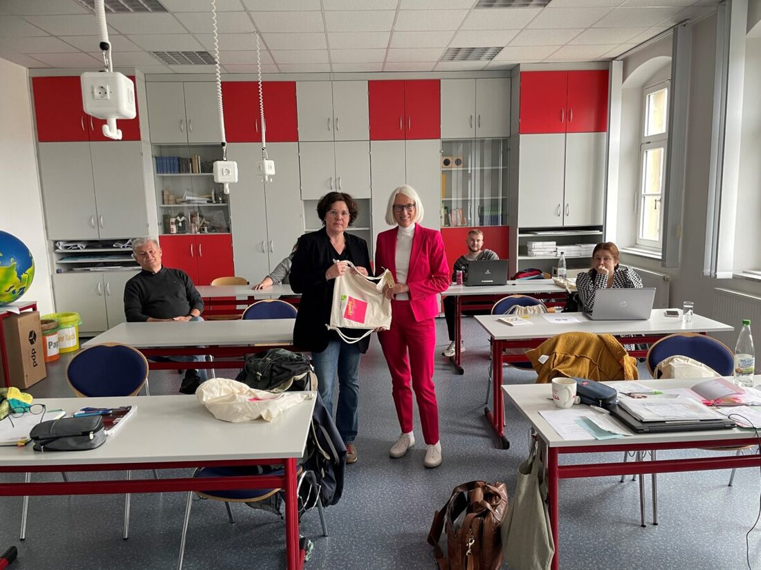 Erbendorf. Die Katholische Jugendfürsorge übernimmt ab dem Schuljahr 2025/2026 die Fachschule für Heilerziehungspflege, um die Ausbildung dringend benötigter Fachkräfte weiterzuentwickeln. Die Schule bildet Fachkräfte in heilpädagogischen und pflegerischen Kompetenzen aus, die in der Region stark nachgefragt sind.