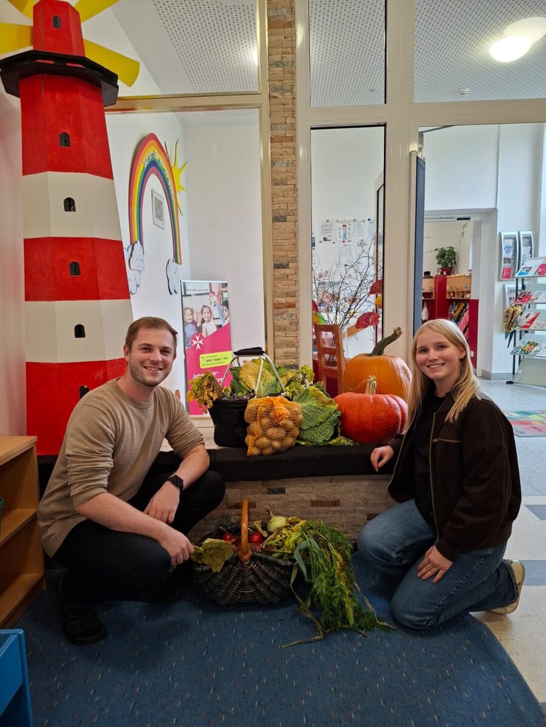 Plößberg. Die Katholische Landjugendbewegung (KLJB) Beidl hat auch dieses Jahr den Erntedankaltar in der Kirche liebevoll hergerichtet. Nach dem Erntedankfest wurden die gesammelten Gaben vollständig an den Johanniter-Kindergarten „Regenbogen“ gespendet.