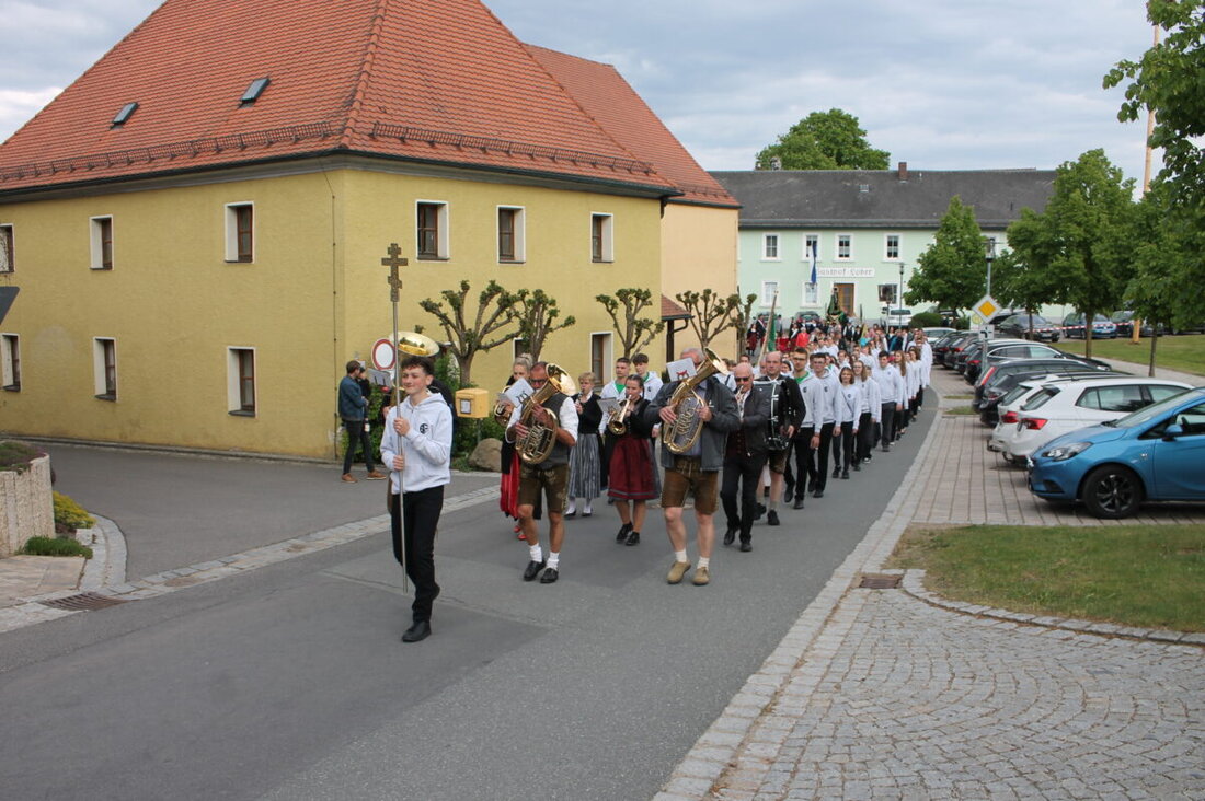 Burkhardsreuth. Zum 80-jährigen Bestehen feierte die Katholische Landjugend mit einem Gottesdienst und einem Festzug zur "Festhalle Fabl", begleitet von Musik und Gemeinschaft.