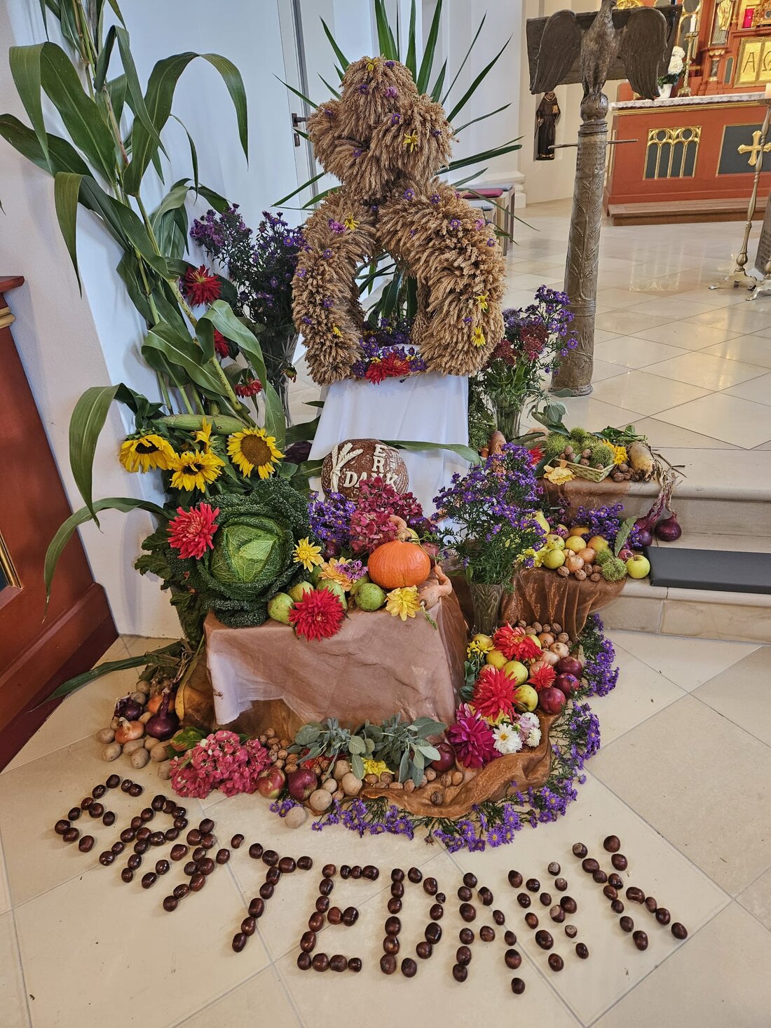 Leuchtenberg. Die KLJB baute zum Erntedankfest einen Erntealtar mit regionalen Produkten, Pfarrer Adam Nieciecki segnete die Gaben. Der Erlös des Verkaufs von 80 Minibroten wird gespendet.