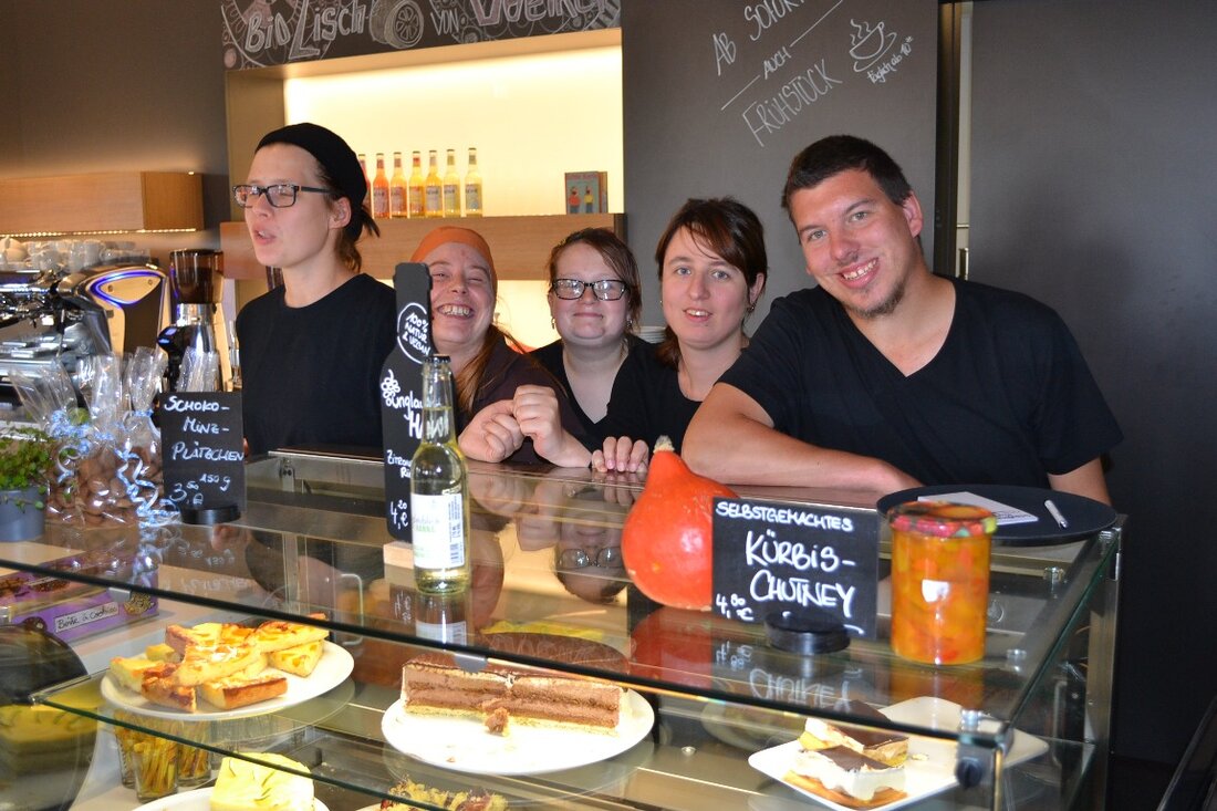 Flossenbürg. Das Café in der KZ-Gedenkstätte Flossenbürg ist ein spezieller Ort – und Mitarbeiter mit Behinderung machen die Begegnungsstätte noch etwas besonderer. Von Udo Fürst „Einen Kakao? Mit dunkler oder mit [&hellip;]