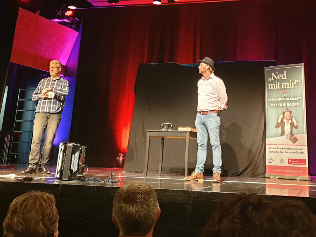 Ursensollen. Kabarettist Tom Bauer klärte Senioren im KUBUS mit seinem Programm Ned mit mir humorvoll über Trickbetrüger auf, organisiert von der Seniorenkontaktstelle und der Polizei.