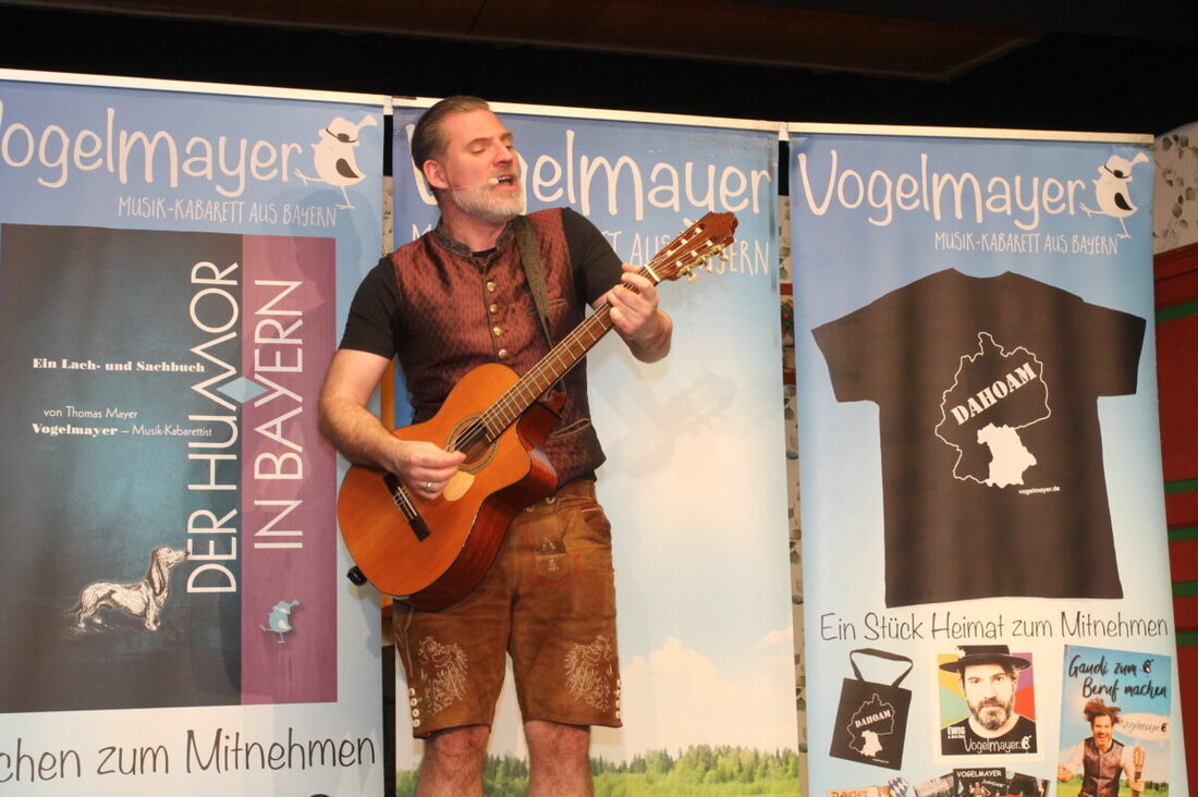 Waidhaus. Musik-Kabarettist Vogelmayer entzückt mit „Lebensfreude“ den Kultursaal der Dorfbühne zum 30-jährigen Bestehen. Mit Dialekt, Witz und Liedern reißt er das Publikum mit und erntet reichlich Beifall.