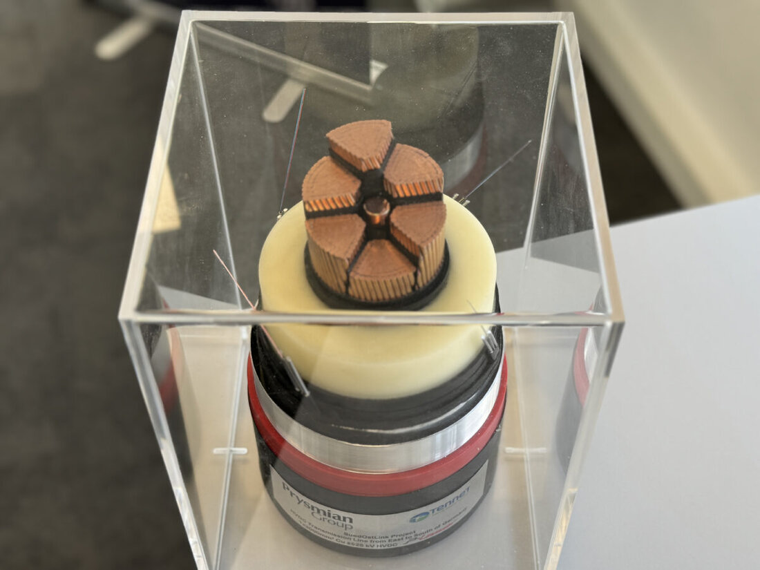 Schwandorf. Vom 8. September 2025 bis 2. Oktober 2025 werden nachts acht Erdkabeltrommeln für den SuedOstLink über Autobahn A93 und B85 nach Kreith gebracht und 2,5 Kilometer Kabel eingezogen.