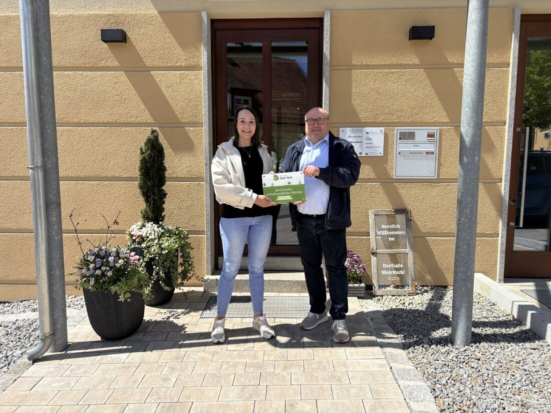 Gleiritsch. Das Café KaffeeZeit – Das Dorfcafé wurde als radlerfreundlicher Betrieb im Landkreis Schwandorf ausgezeichnet. Es stärkt die Oberpfälzer Radl-Welt, bietet Service, Abstellplätze, Wasser und kostenloses E‑Bike-Laden.