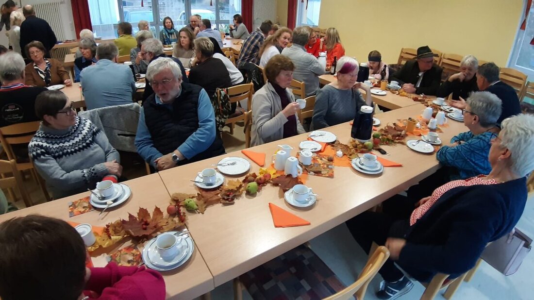Etzenricht. Trotz Nieselregen füllten viele das Gemeindehaus: Der Förderverein Pro Etzenricht lud zum Kaffeenachmittag mit Kuchenbuffet. Spenden unterstützen Vereine sowie Kinder-, Jugend- und Seniorenarbeit.