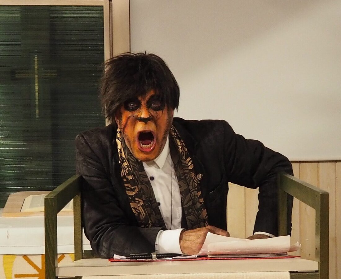 Weiden. Franz Kafkas Erzählung "Ein Bericht für eine Akademie" wurde lebendig durch eine szenische Lesung, inszeniert von Schauspieler Peter Kampschulte. Der trug ein Affenkostüm und diskutierte nach der Aufführung mögliche Interpretationen mit dem Publikum.