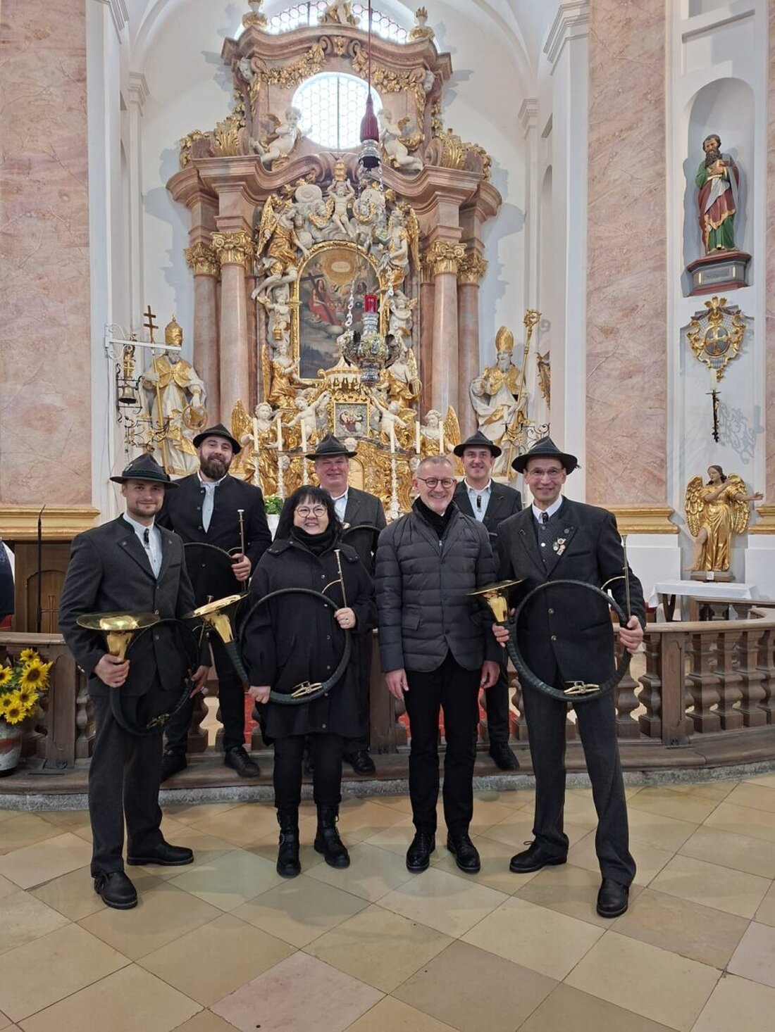 Waldsassen. Erstmals gestalteten die Kaibitzer Schloßbläser unter Hornmeister Ely Eibisch den Gottesdienst in der Dreifaltigkeitskirche Kappl. Geistliche Werke, kräftige Hörner und Applaus prägten Prozession und Abschluss.