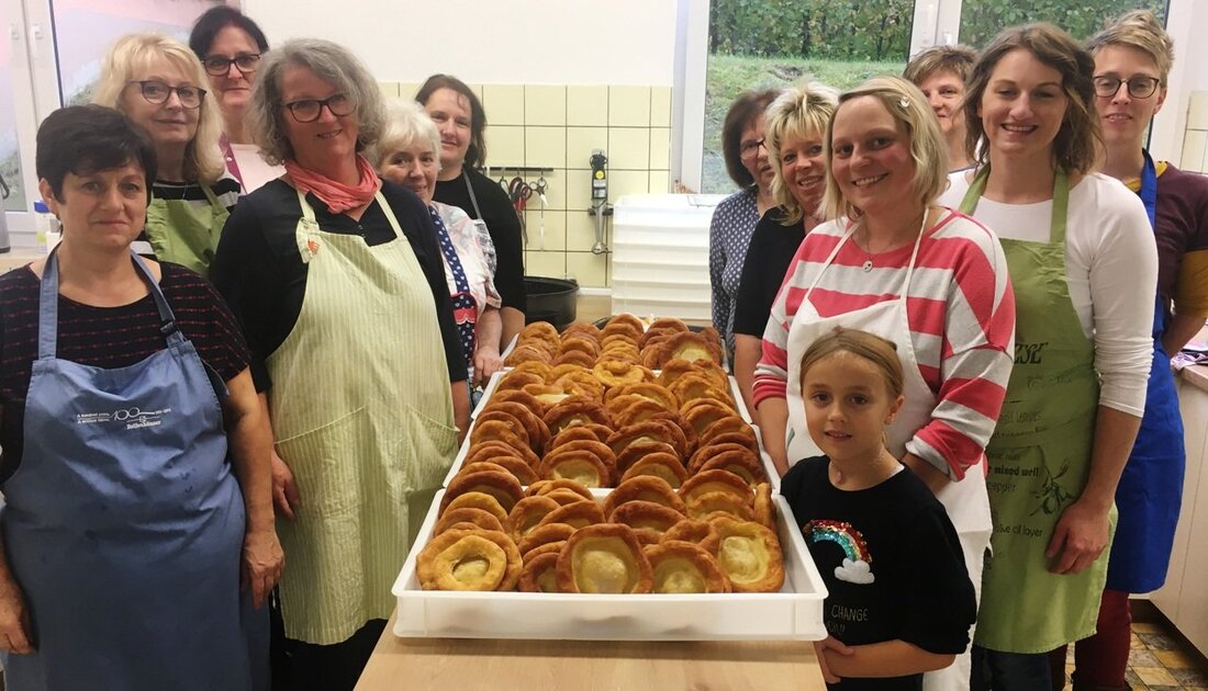 Pechbrunn. Frischer “Kaichla”-Duft macht Hunger und Lust darauf, einfach selbst zu Hause welche nachzukochen. Dank Eva Grillmeier wissen die Pechbrunner jetzt auch wie.  Aus der Lehrküche der Grundschule kommt der [&hellip;]