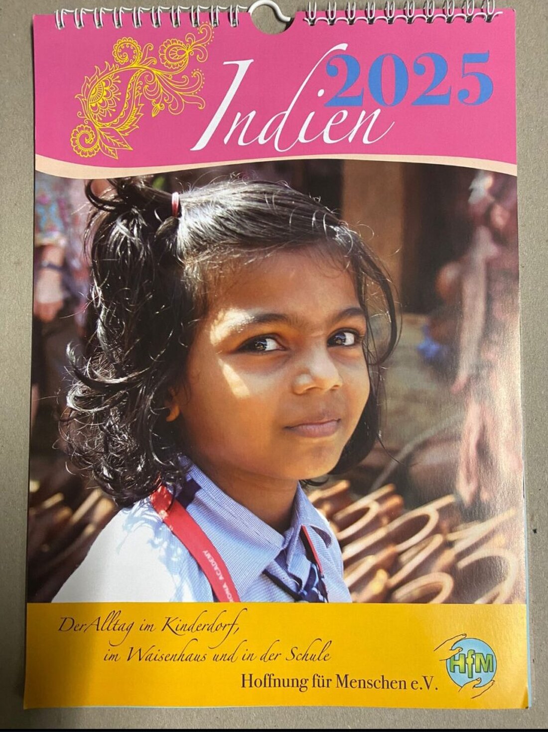 Neukirchen zu St. Christoph. Der Verein "Hoffnung für Menschen e.V." unterstützt mit der Aktion "Kalender 2025" arme Menschen in Indien, finanziert durch Spenden für Kalender.