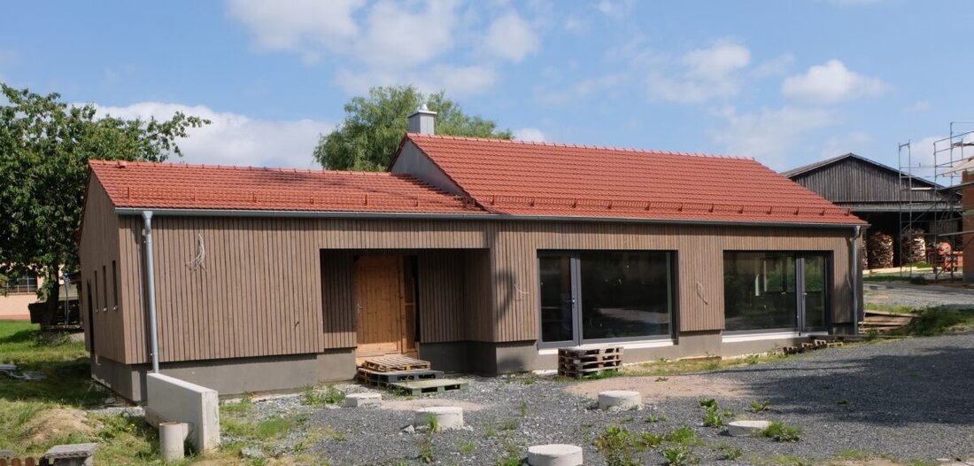 Floß. Das neue Gemeinschaftshaus in Kalmreuth steht kurz vor der Fertigstellung und soll dieses Jahr eröffnet werden, finanziert durch Förderungen und Eigenleistung.