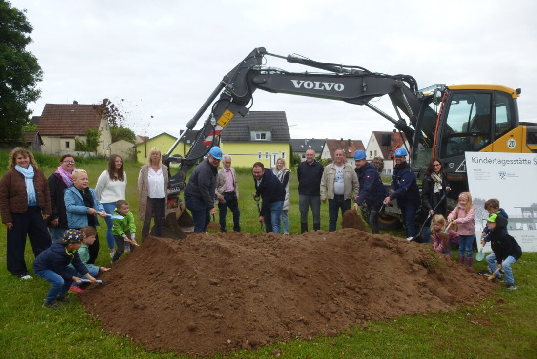 Kaltenbrunn. Der Neubau einer modernen dreigruppigen Kindertagesstätte in Kaltenbrunn ist gestartet, vier Wochen früher als ursprünglich vorgesehen. Am Freitag fand der offizielle Spatenstich statt.