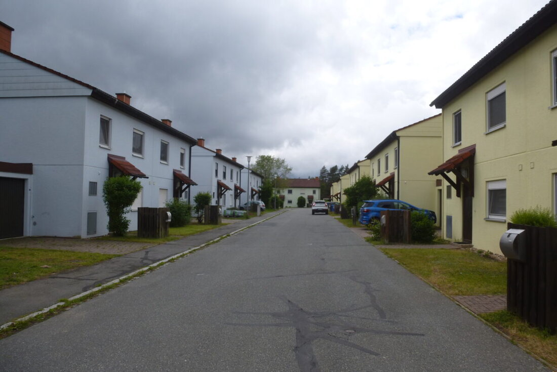 Kaltenbrunn. Die ehemalige US-Wohnsiedlung im Nordwesten des Marktes Kaltenbrunn steht leer. Die 39 Doppelhaushälften waren von 1984 bis 2024 von US-Familien bewohnt. Ein Großteil ist inzwischen verkauft. In neun der Doppelhaushälften ziehen Flüchtlingsfamilien ein.  