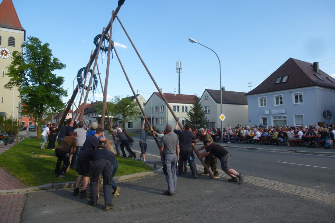 Kaltenbrunn. Es ist der Stolz der Kaltenbrunner Marktjugend, den Maibaum seit nahezu 40 Jahren auf dem Marktplatz ohne maschinelle Hilfe aufzustellen. Das Wetter zeigte sich am Vorabend des 1. Mai von seiner besten Seite.