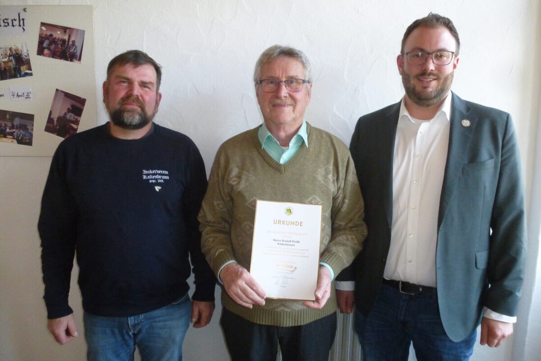 Kaltenbrunn. Kaltenbrunner Imker sind als Naturschützer aktiv und werden im Rahmen ihrer Hauptversammlung für ihre vielfältigen Aktivitäten und Engagements, darunter die Förderung neuer Mitglieder und die Investition in moderne Imkereiausrüstung, gelobt. Vorsitzender Rudi Prölß erörterte Herausforderungen und Erfolge des Bienenjahres, während langjährige Mitglieder mit der Ehrennadel in Gold ausgezeichnet wurden.
