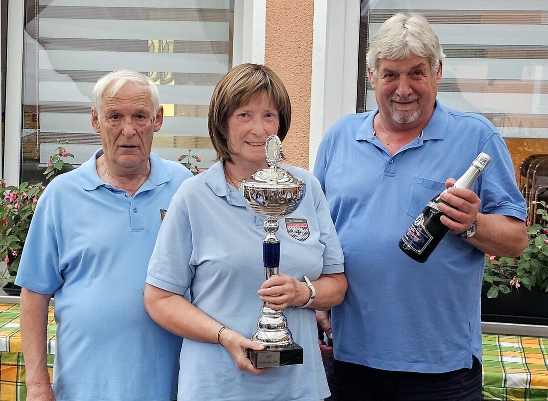 Weiden. Die 7er-Kameradschaft hat einen Wanderpokal vom ehemaligen Bezirksvorsitzenden Alfons Betzl erhalten, den Franziska Ertl als beste Schützin gewann.