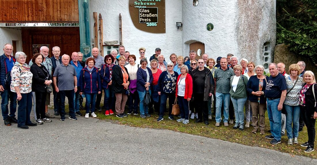 Weiden. Die 7er-Kameradschaft unternahm mit 55 Teilnehmerinnen und Teilnehmern einen abwechslungsreichen Vereinsausflug in den Bayerischen Wald. Ziel war die „Gläserne Scheune“ in Viechtach, ein außergewöhnliches Kunstwerk von Rudolf Schmid und seiner Familie.