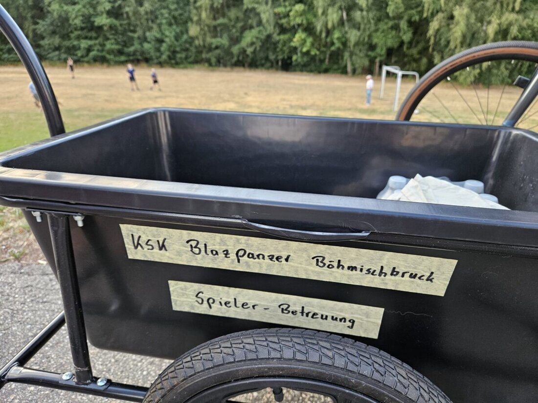 Kleinschwand. Wenn „KSK Schturm“ auf die „KSK Blaz-Panzer“ trifft, wird das Waldstadion am Samstag, 29. August, um 16 Uhr zum generationenübergreifenden Gaudi-Duell. Eintritt ein Euro für den guten Zweck, Bewirtung inklusive.