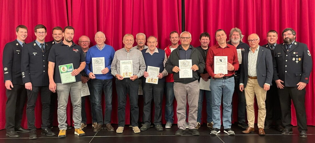 Speinshart. Die Feuerwehr feierte einen Kameradschaftsabend im Gemeindezentrum. Es gab Dank an die Familien, eine historische Rede von 1900 und Rauchmelder für junge Feuerwehr-Eltern. Viele Mitglieder wurden geehrt: 60, 50, 40 und 25 Jahre.