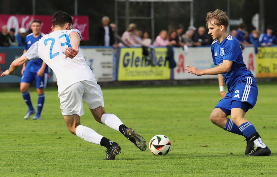 Burglengenfeld. Der ASV Burglengenfeld schlägt den SV Etzenricht klar mit fünf zu null und bleibt in der Landesliga nah an Rang zwei. Der Gast hielt lange mit, brach vor der Pause und in der Schlussphase ein.