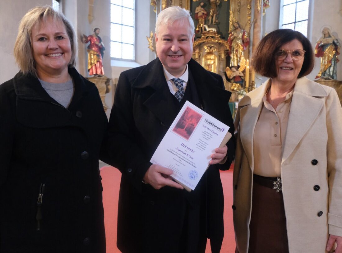 Floß. Ein Festgottesdienst würdigte das 30-jährige Wirken von Kantor Andreas Kunz, die Kirchenchöre aus Floß und Flossenbürg gratulierten und er erhielt die Auszeichnung Soli Deo Gloria.