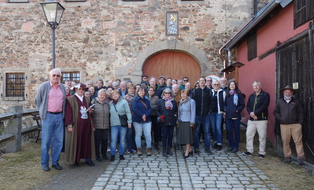 Burgtreswitz. Zur kulturellen Saisoneröffnung des Kanu-Bezirks Oberpfalz kamen 50 Teilnehmer in Burgtreswitz zusammen, um die Schlossanlage zu besichtigen. Die Veranstaltung markierte den Start in eine ereignisreiche Kanusaison.