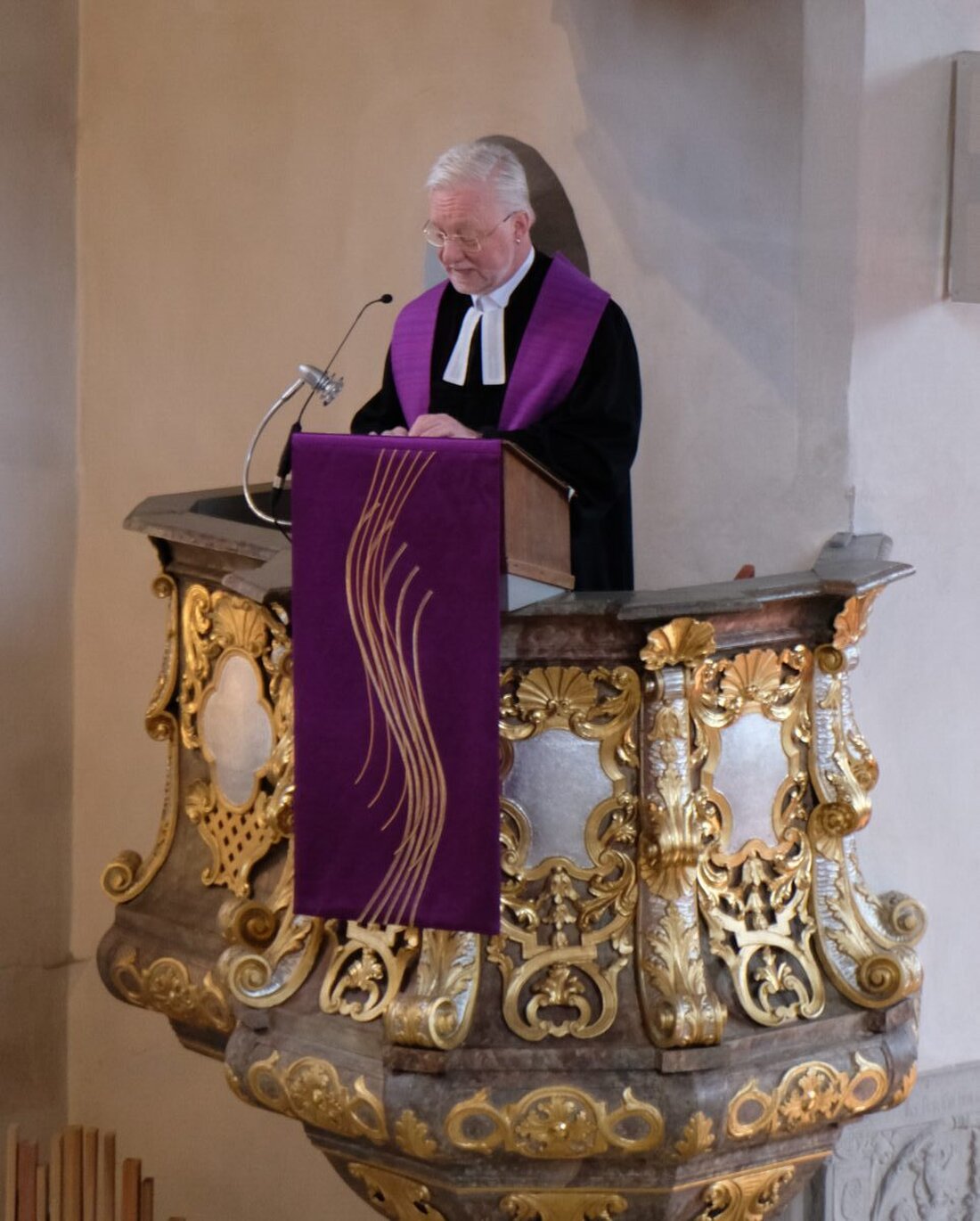 Floß. Im März ehrten evangelische Kirchengemeinden Dietrich Bonhoeffer mit einem Kanzeltauschprojekt. Sie bezogen sich auf seine Texte und Predigten, die zur Nachfolge und zum Verzicht auf Vergeltung anregen.