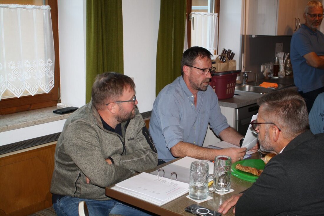 Pichlberg. Der Kapellenbauverein rüstet für das Patrozinium am 15. August und das 45. Weihejubiläum mit Festzug, Gottesdienst mit Kräutersegnung ab 9.30 Uhr, Frühschoppen und Andacht um 14 Uhr. Die Feuerwehrfahne wird gesegnet.
