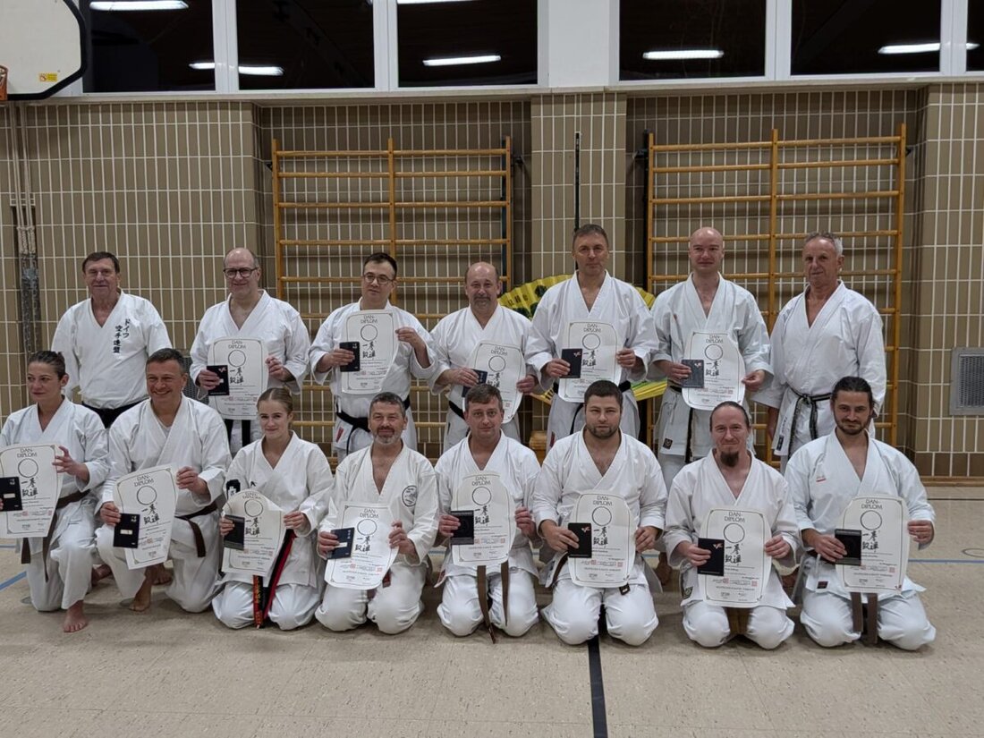 Vohenstrauß. Am 8. November 2025 feierte das Karate Dojo im TV sein 35-jähriges Bestehen mit über 95 Karateka aus drei Bundesländern. Danach überzeugten 17 Kyu- und 13 Dan-Prüfungen mit starker Leistung und großer Gemeinschaft.