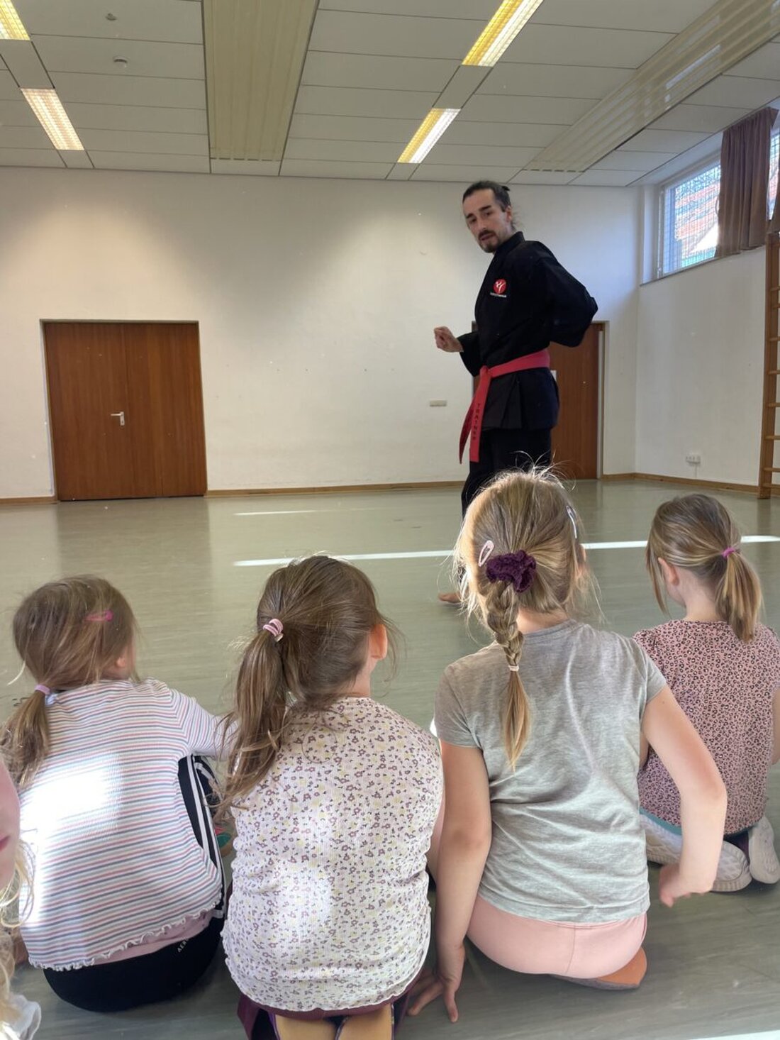 Plößberg. Anfang März besuchte Sensei Dominik von Karate Geiger Weiden den Johanniter-Kindergarten „Regenbogen“. 